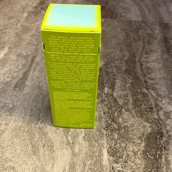 Item Beauty by Addison Rae - Fast Pass AHA Gel Cleanser - 100 ml/ 3.38 fl oz - Picture 2 of 3